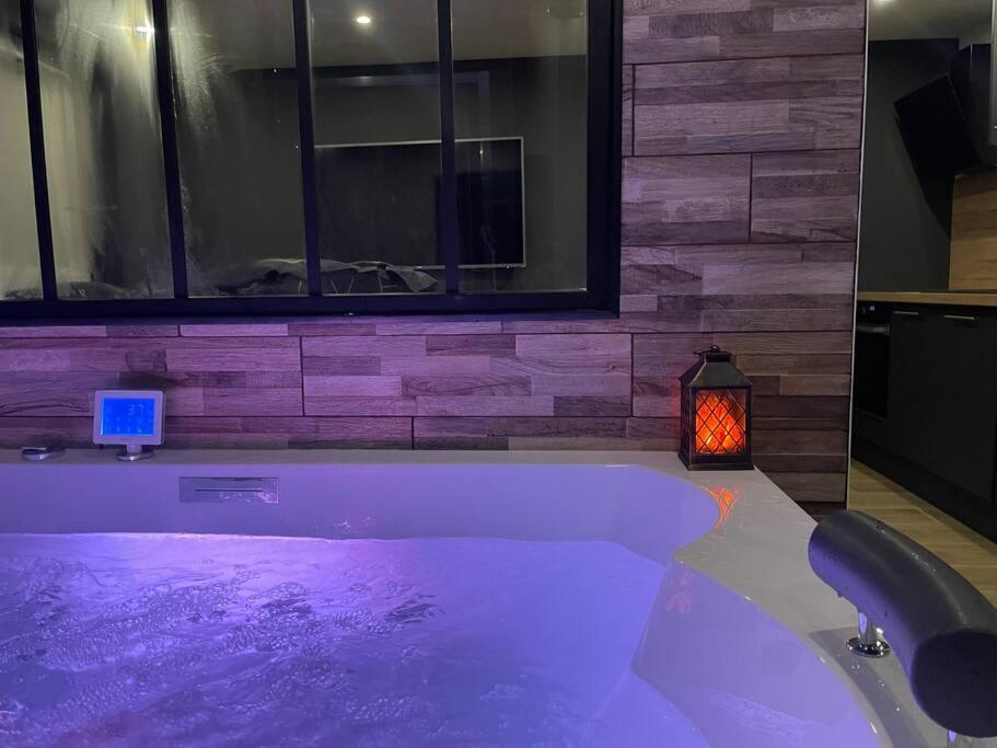 Charmante Residence De Tourisme Avec Jacuzzi Креси-ла-Шапель Экстерьер фото